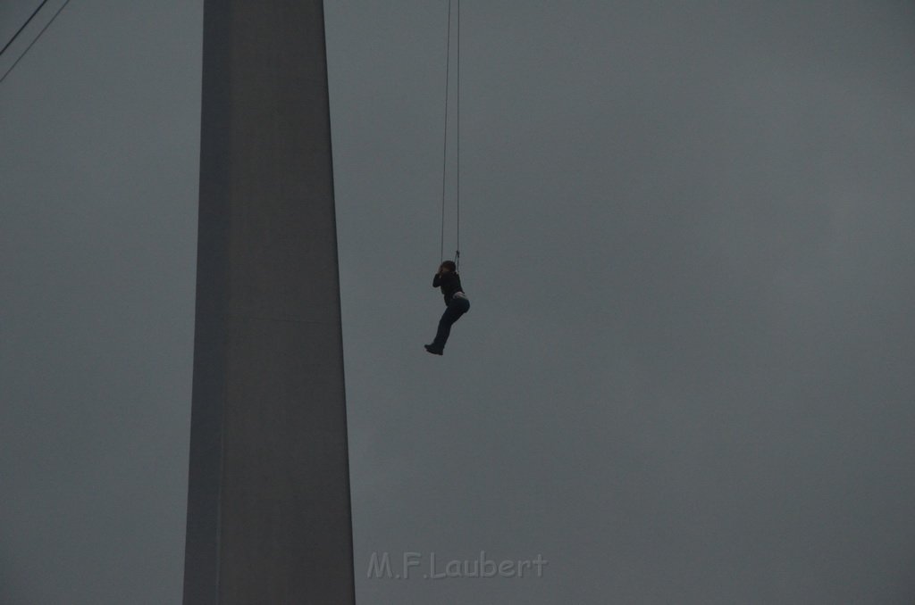 Einsatz BF Hoehenretter Koelner Seilbahn Hoehe Zoobruecke P2145.JPG